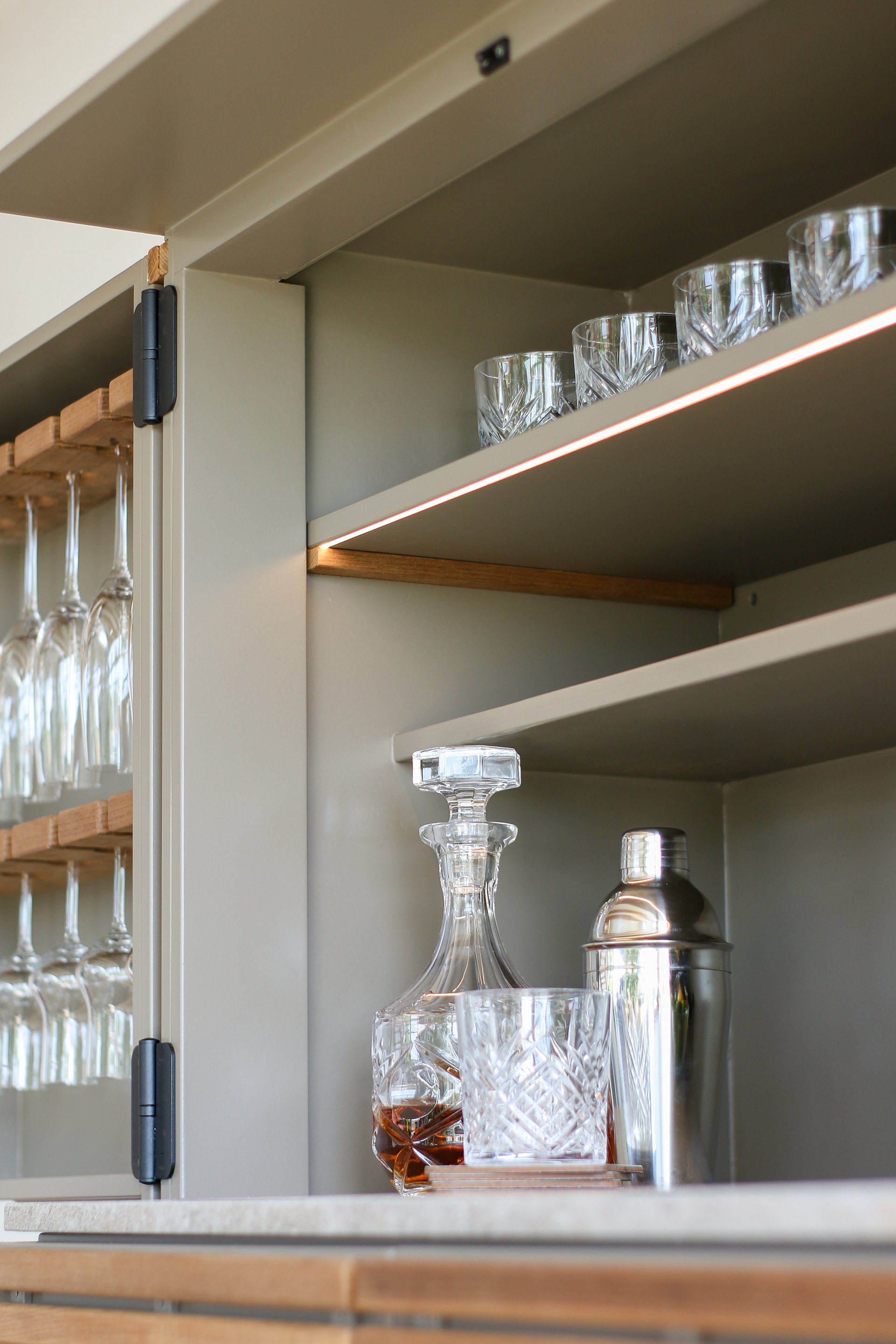 CUBIC_BAR_IN_A_CUPBOARD_3